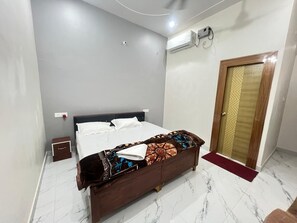 Luxury Single Room | Desk, laptop workspace, free WiFi, wheelchair access - SHRIJI SADAN (Faizabad)