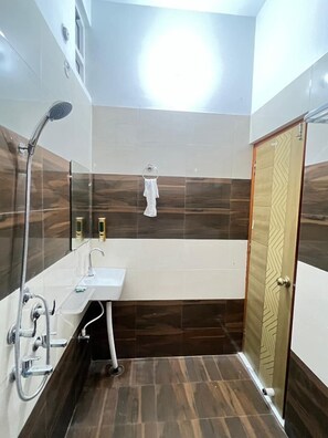 Shower, free toiletries, soap, shampoo - SHRIJI SADAN (Faizabad)