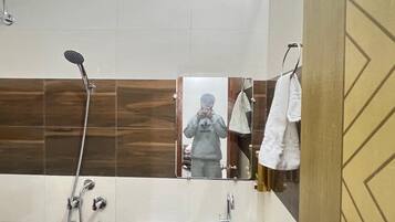 Shower, free toiletries, soap, shampoo