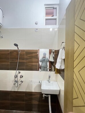 Shower, free toiletries, soap, shampoo - SHRIJI SADAN (Faizabad)