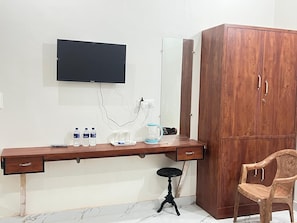 Luxury Single Room | Desk, laptop workspace, free WiFi, wheelchair access - SHRIJI SADAN (Faizabad)