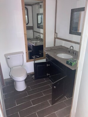 Toallas, jabón y papel higiénico