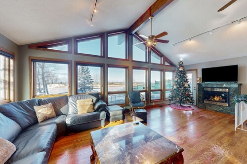 Riverfront retreat with seasonal heated pool, beach access, jetted tub & firepit