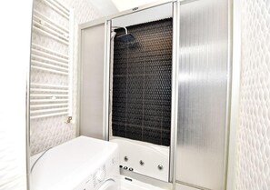 A bathroom with a white toilet, a shower enclosure, and a bathtub. - Royal Garden Suite Hotel (Istanbul)