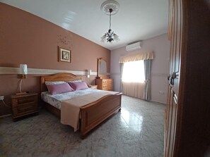 3 bedrooms, free WiFi, bed sheets - Short Holiday minutes walk to the sea fully air conditioned (Wied il-Għajn)