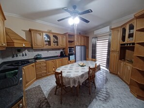 Fridge, stovetop, dishwasher, electric kettle - Short Holiday minutes walk to the sea fully air conditioned (Wied il-Għajn)