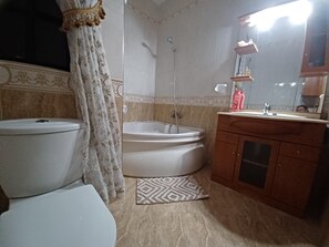 Shower, hair dryer, towels, toilet paper - Short Holiday minutes walk to the sea fully air conditioned (Wied il-Għajn)
