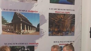 Un grupo de personas sentadas alrededor de una mesa con folletos de viaje y un mapa.