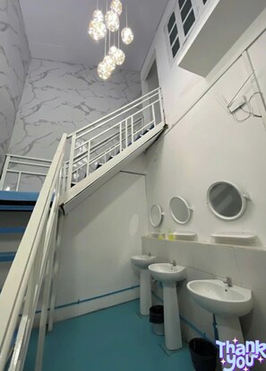 Hair dryer, towels, soap, shampoo - Happy Home Hostel (Vientiane)