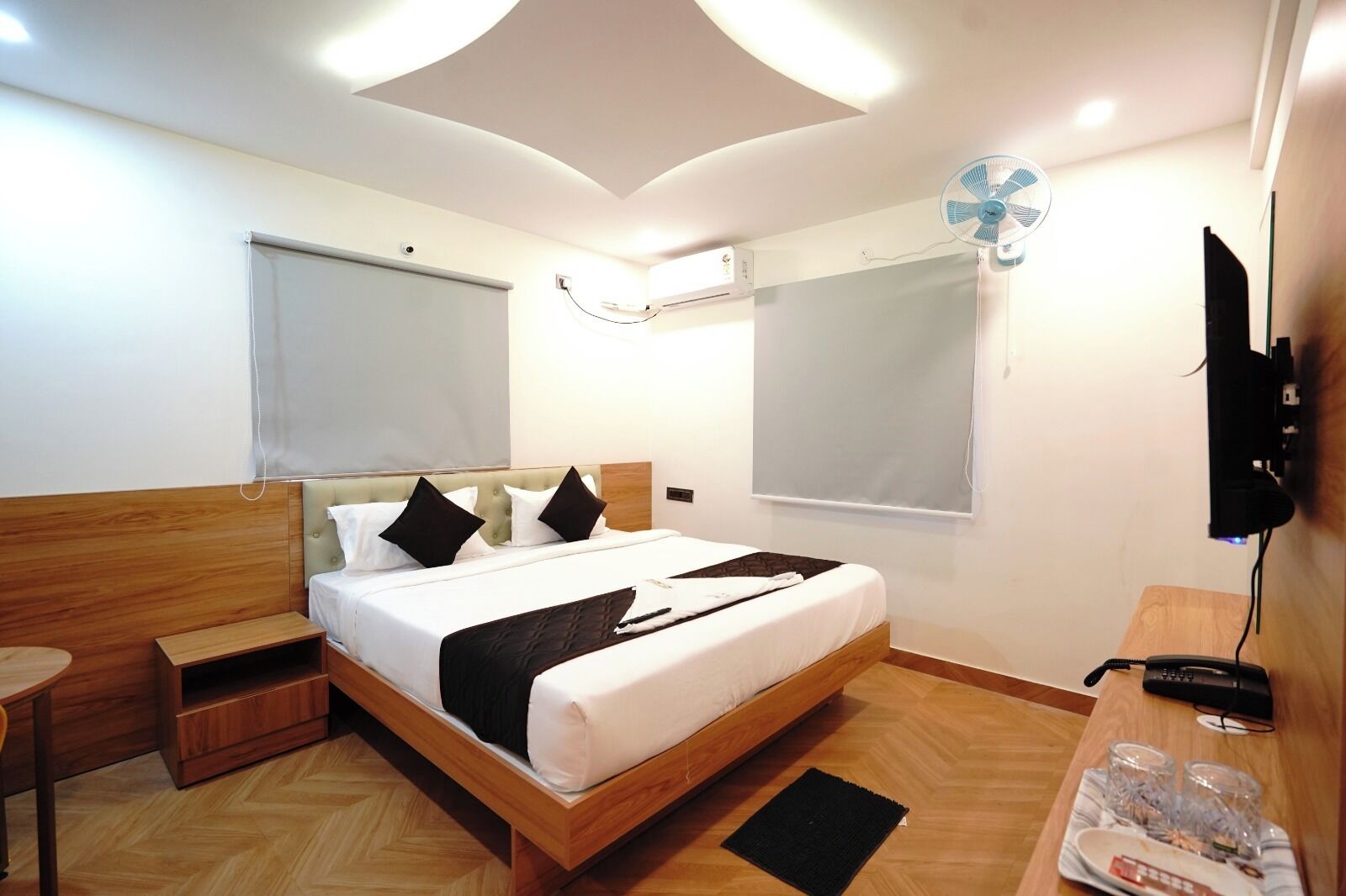 Deluxe dubbelrum - utsikt mot staden | Skrivbord, arbetsyta för laptop, ljudisolering och gratis wi-fi