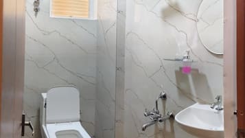 シャワー、バスアメニティ (無料)、タオル