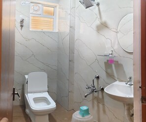 Dusch, gratis toalettartiklar och handdukar