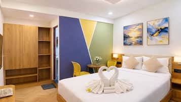 Escritorio y espacio para trabajar con laptop