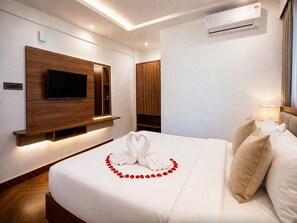 Desk, laptop workspace, soundproofing, free WiFi - Oak Suites Mylasandra Near Global Village Bangalore (Bengaluru)