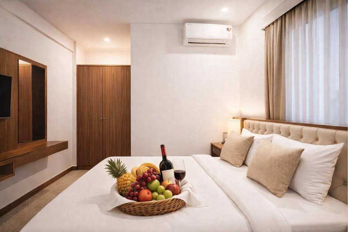 Een hotelkamer met een bed, een televisie, een kledingkast en een wandairconditioner.