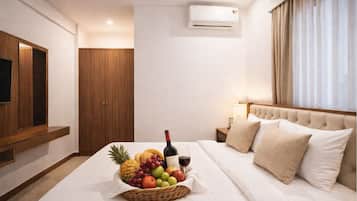 Desk, laptop workspace, soundproofing, free WiFi