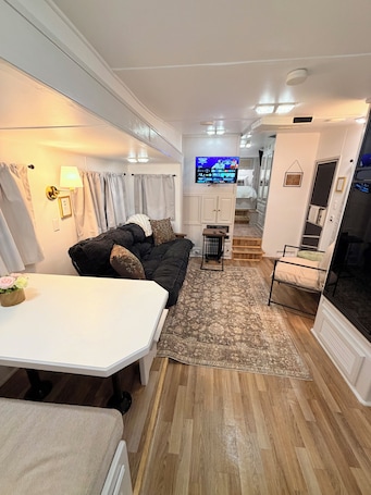 Smart TV. Sunset Hideaway