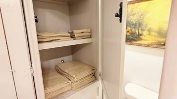 Ducha, toallas, jabón y papel higiénico