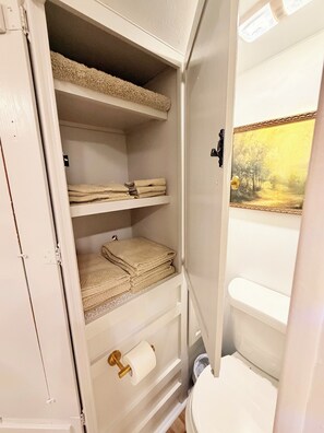 Shower, towels, soap, toilet paper - Cozy Sunset Hideaway: Beautiful One-Bed, One-Bath with WiFi” (Springtown)