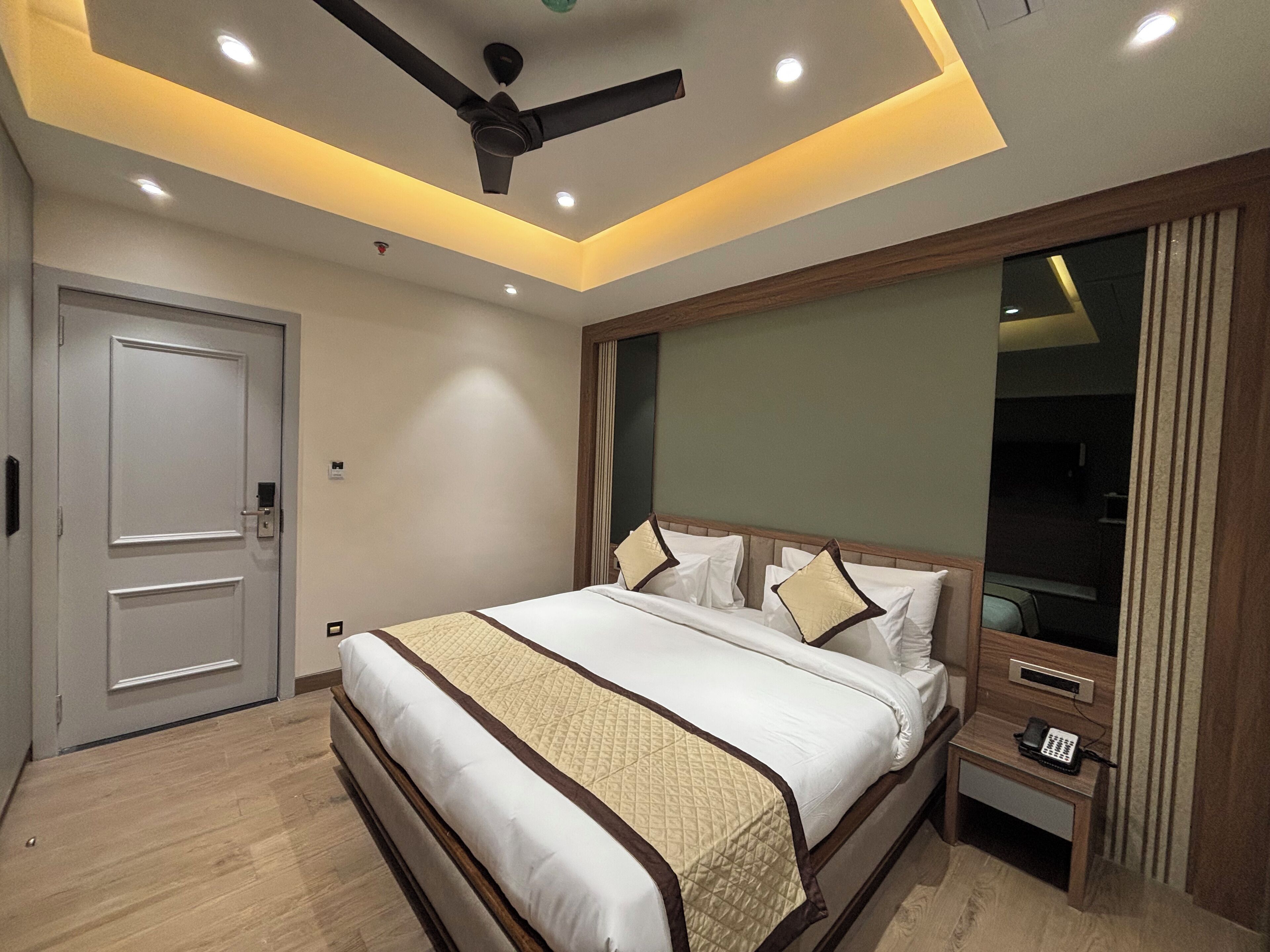 Deluxe Double Room | Laptop workspace, free WiFi