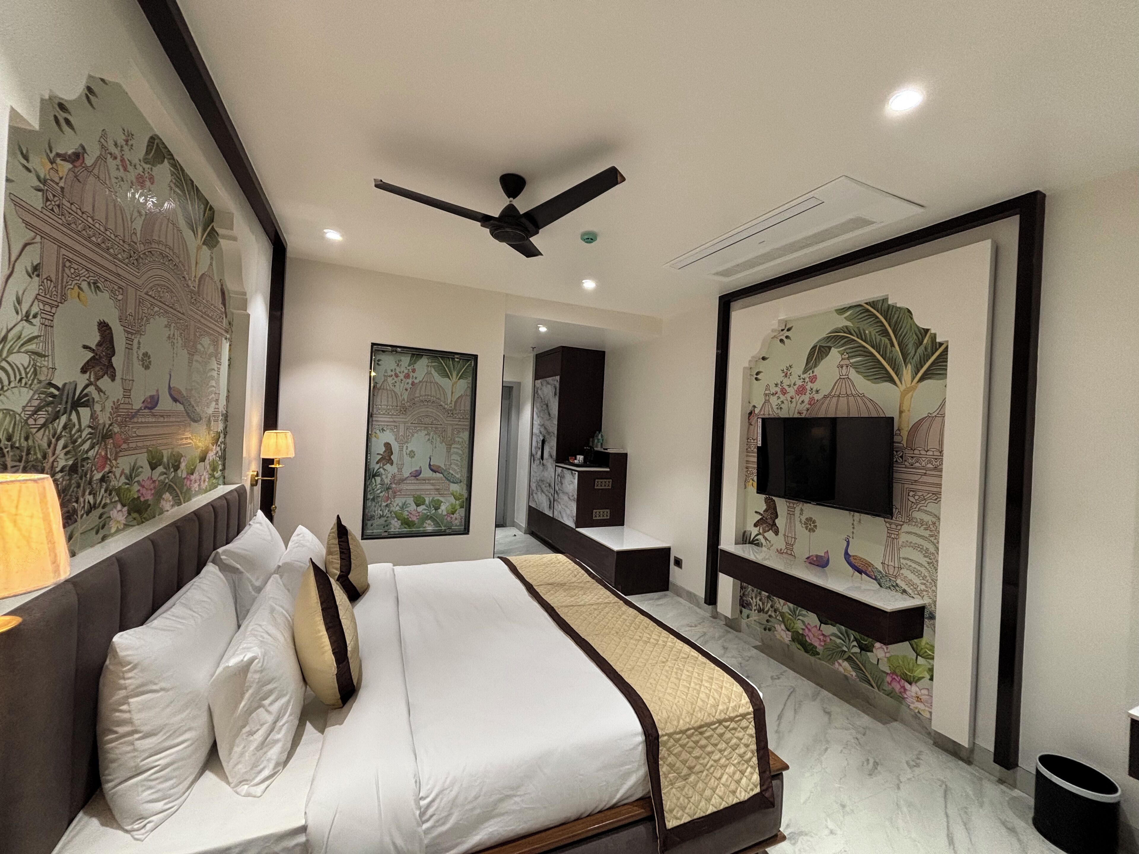 高级房 | 埃及棉床单、高档床上用品、迷你吧、特色装修