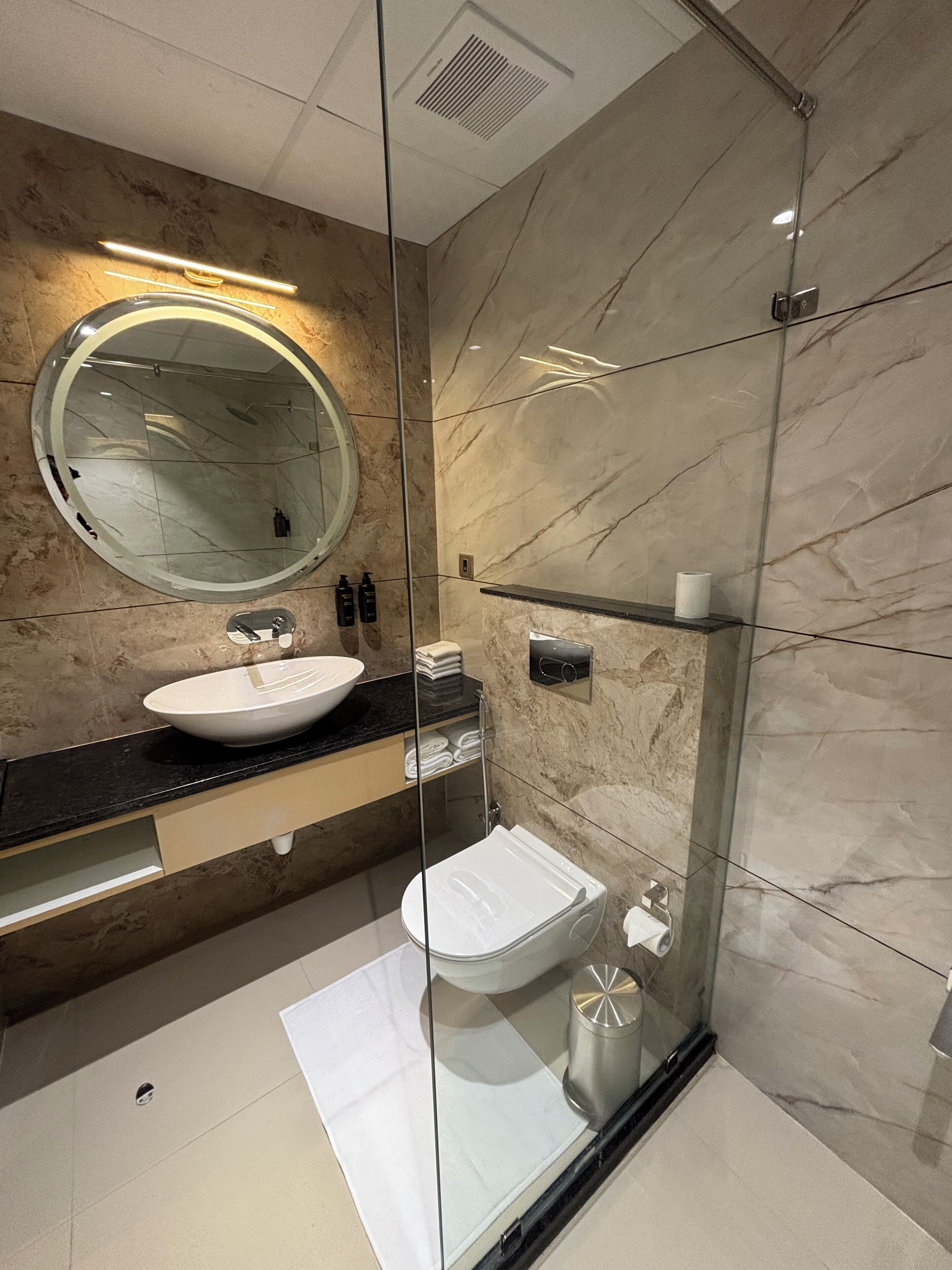 Deluxe-Zimmer | Badezimmer | Dusche, Haartrockner, Hausschuhe, Handtücher