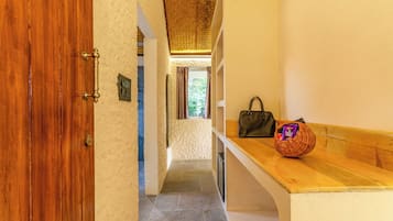 Deluxe suite, uitzicht op zwembad | Een strijkplank/strijkijzer, gratis wifi