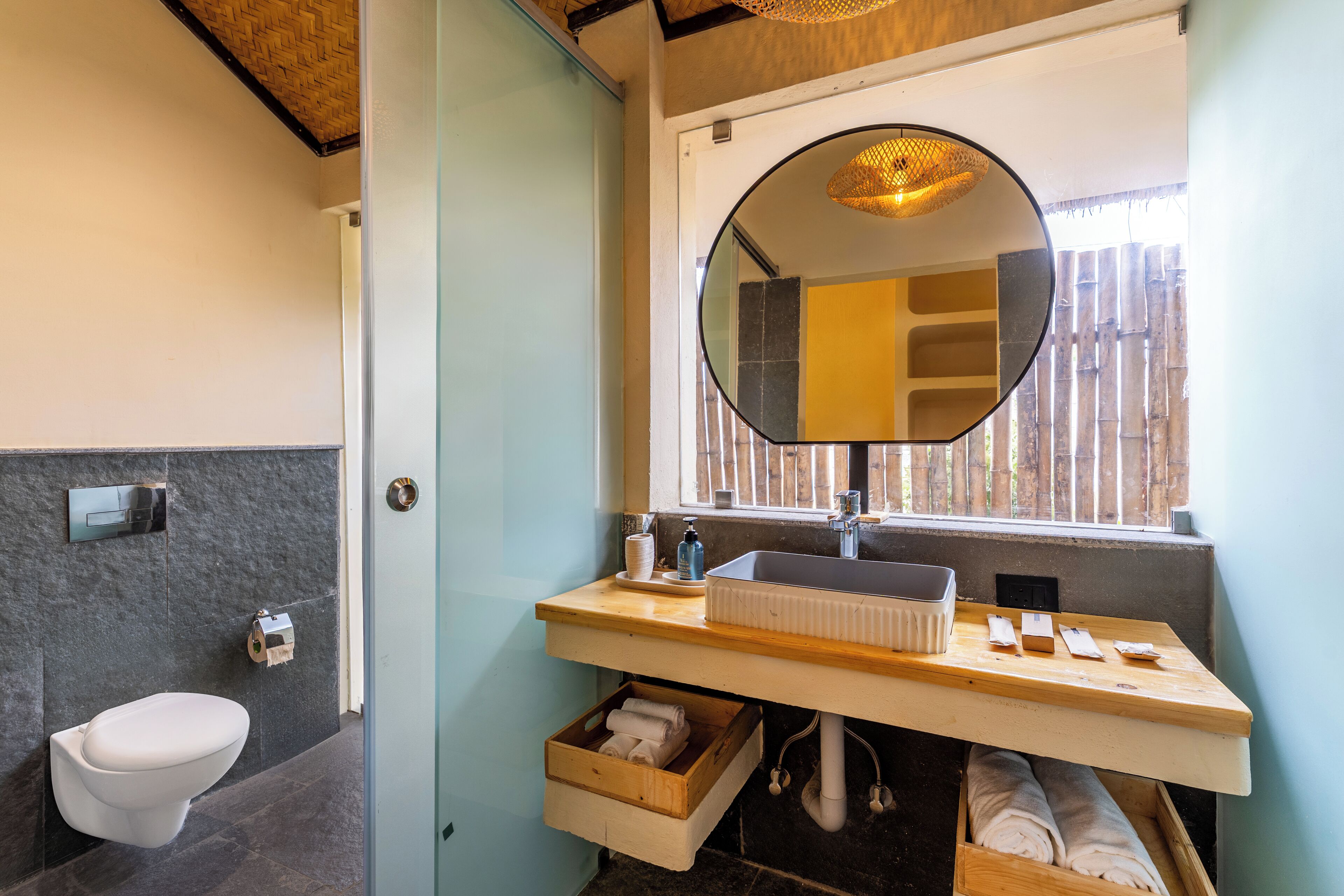 Suite Deluxe, vistas a la piscina | Tabla de planchar con plancha y wifi gratis