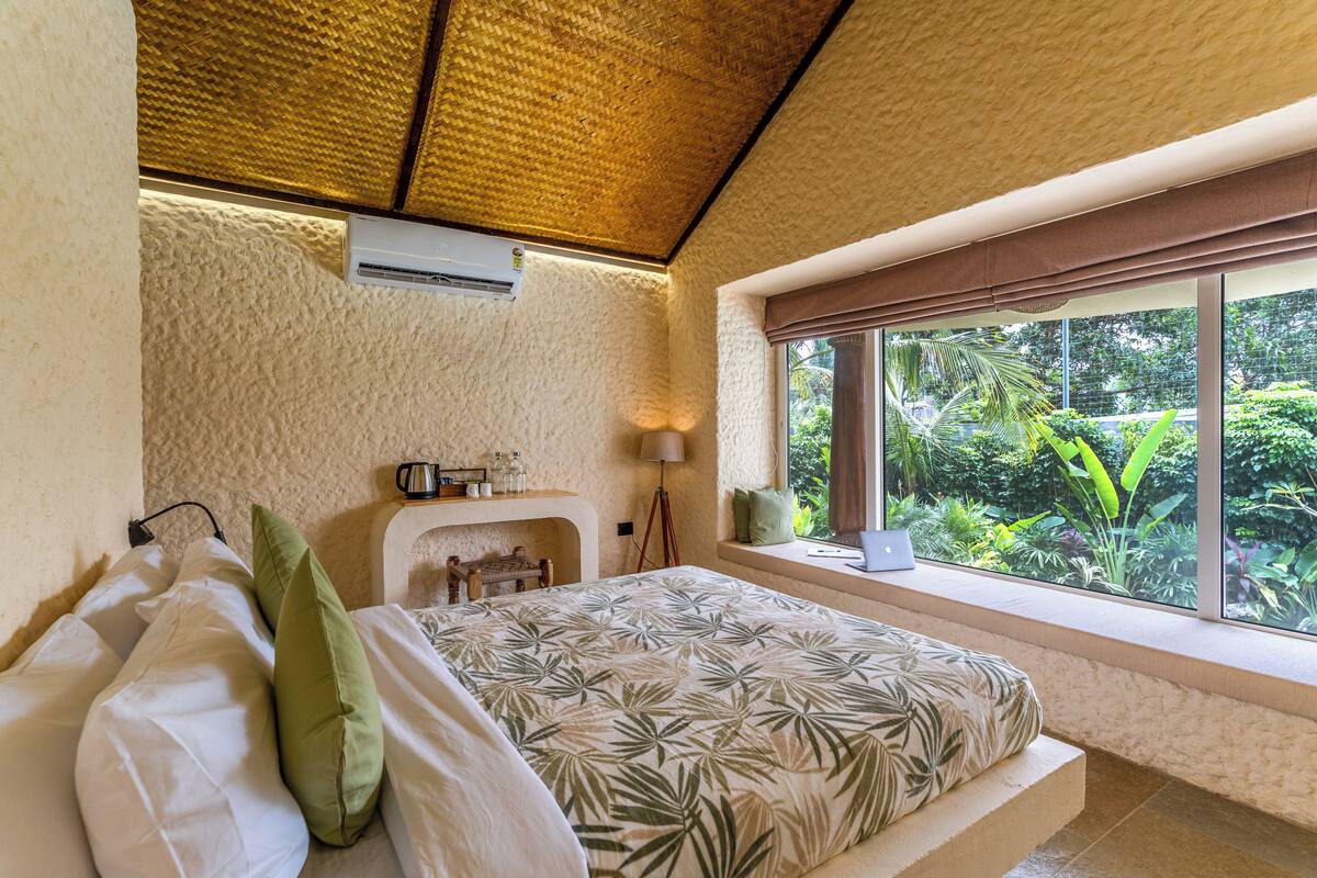 Suite Deluxe, vistas a la piscina | Tabla de planchar con plancha y wifi gratis