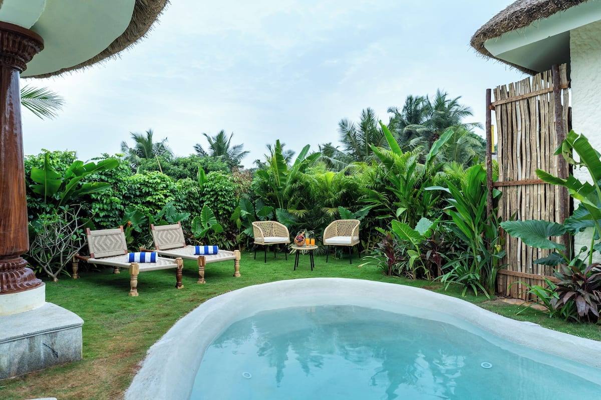 Suite, vistas a la piscina | Tabla de planchar con plancha y wifi gratis