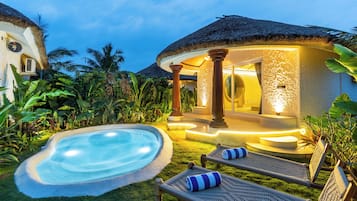 Suite, uitzicht op zwembad | Een strijkplank/strijkijzer, gratis wifi