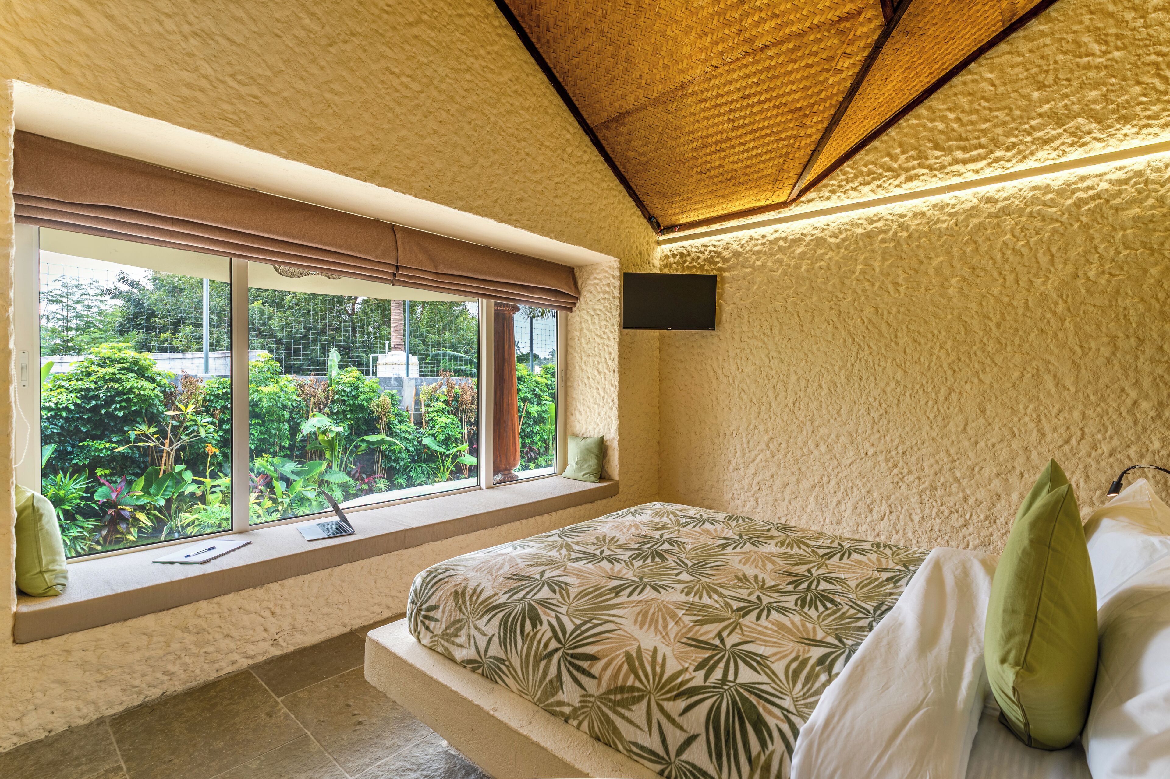 Deluxe suite, uitzicht op zwembad | Een strijkplank/strijkijzer, gratis wifi