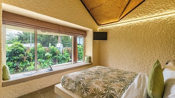 Deluxe suite, uitzicht op zwembad | Een strijkplank/strijkijzer, gratis wifi