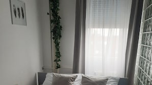 2 habitaciones y tabla de planchar con plancha 