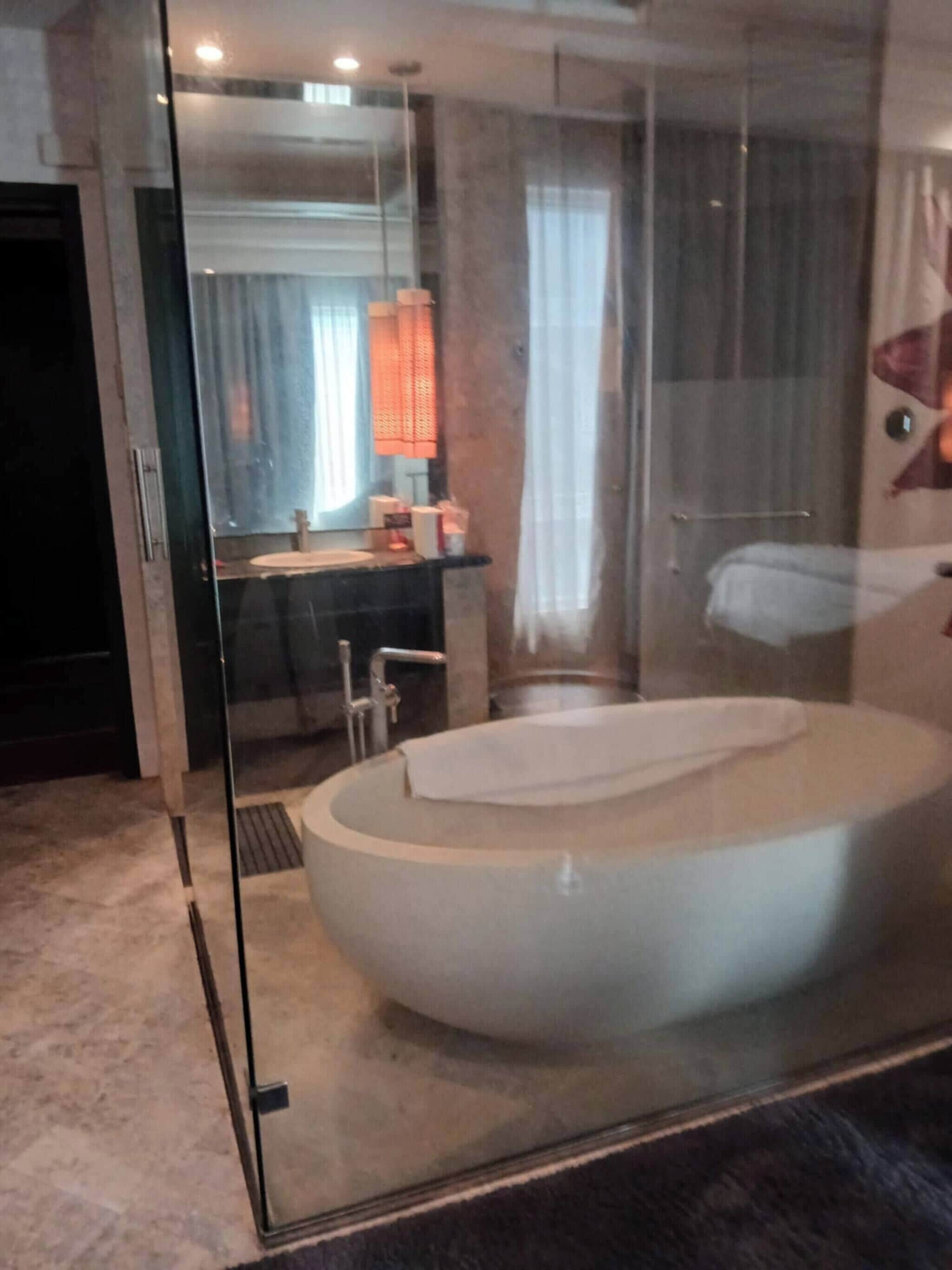 Douche, baignoire à jets, articles de toilette gratuits, sèche-cheveux