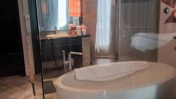 Douche, baignoire Ă jets, articles de toilette gratuits, sĂšche-cheveux