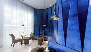 Interior - 100m to walking st, clubs ,bars & restaurants, 2 portable air-air-conditioners, (Angeles)