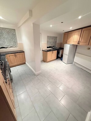 Fridge, microwave, oven - A stunning 3 bedroom luxury holiday home (Birmingham)