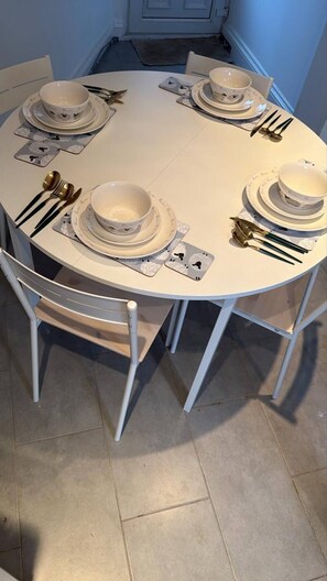 Dining - A stunning 3 bedroom luxury holiday home (Birmingham)