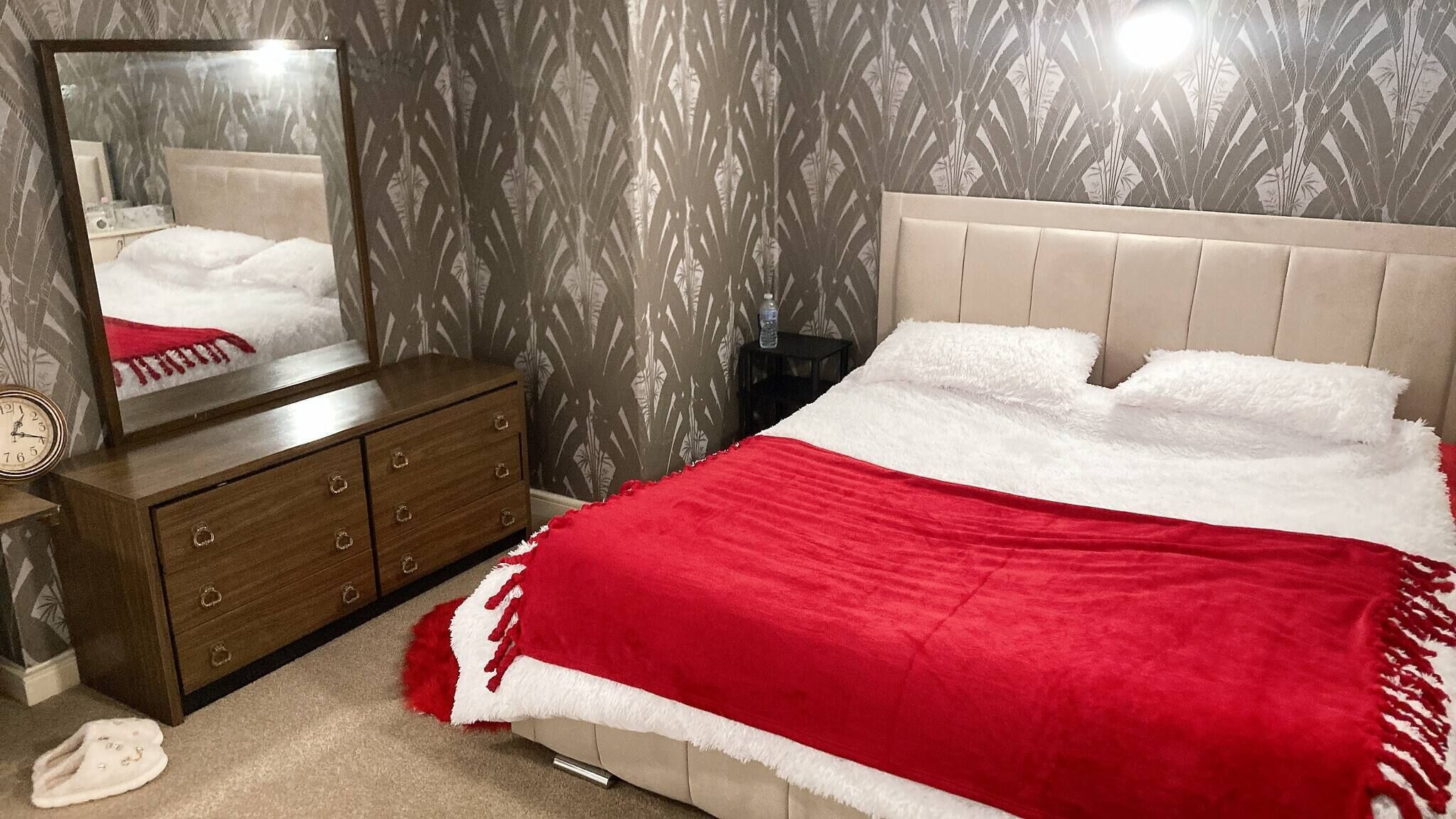 2 bedrooms, iron/ironing board, internet