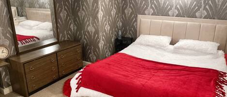 2 bedrooms, iron/ironing board, internet