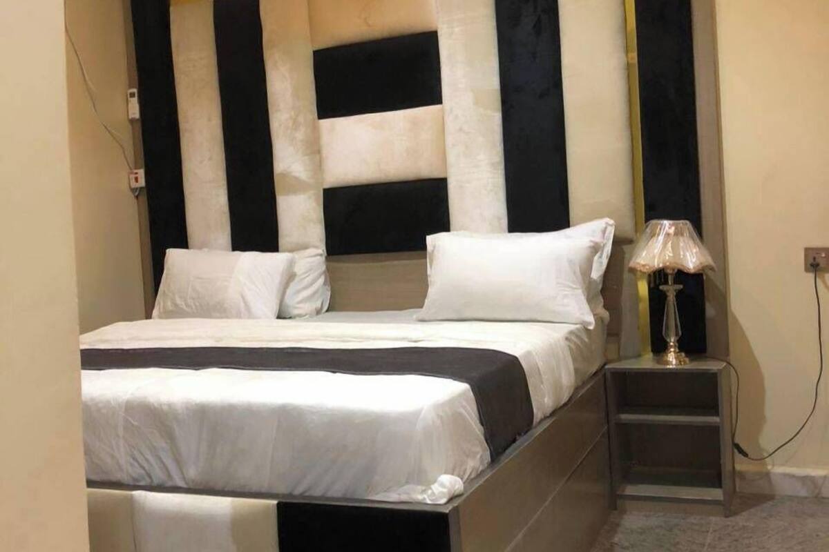 Rom – deluxe, balkong, byutsikt | Skrivebord, skrivebord for bærbar PC, blendingsgardiner og lydisolert