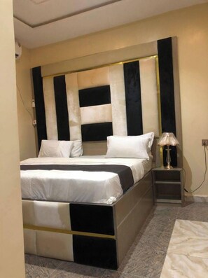 Rom – deluxe, balkong, byutsikt | Skrivebord, skrivebord for bærbar PC, blendingsgardiner og lydisolert