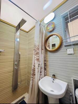 Rom – deluxe, balkong, byutsikt | Bad | Toalettartikler (inkludert), hårføner, håndklær og såpe