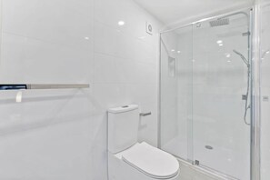 Shower, hair dryer, towels - Cozy 1-Bed Studio Near Cafes and Shops (Carnegie)