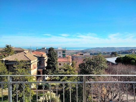 Property grounds. Appartamento in centro a Fermo, con tutti i comfort e parcheggio privato