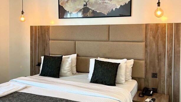 Chambre économique, balcon, vue sur la ville | Bureau, espace de travail pour ordinateurs portables
