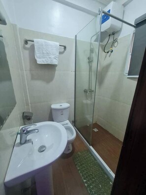 Economy Room, Balcony, City View | Bathroom | Free toiletries, towels, soap, shampoo - Divemer Hotel (Ankuru)