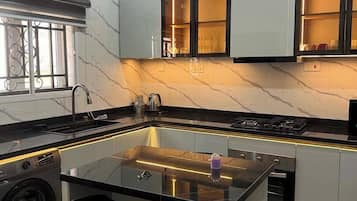 Apartamento económico, balcón, vistas a la ciudad | Cocina privada | Frigorífico, microondas, horno y placa de cocina