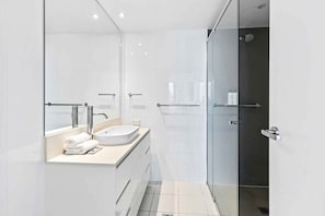 Towels, soap, shampoo, toilet paper - 2BRM Ocean View at H-Residences (Gold Coast)